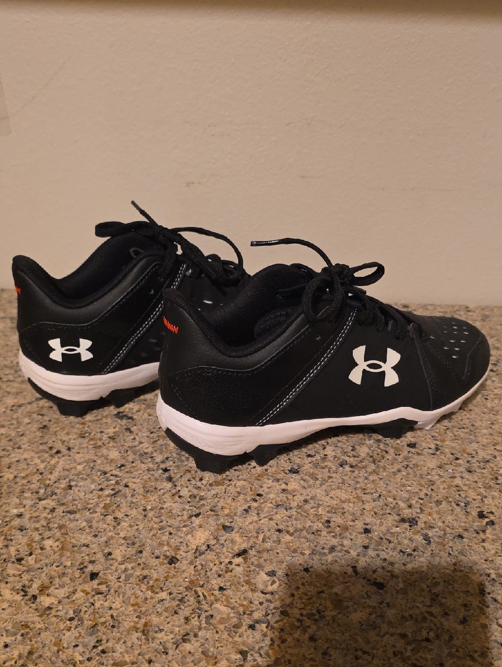 Under Armour Kids Black and White Baseball Cleats NWOT